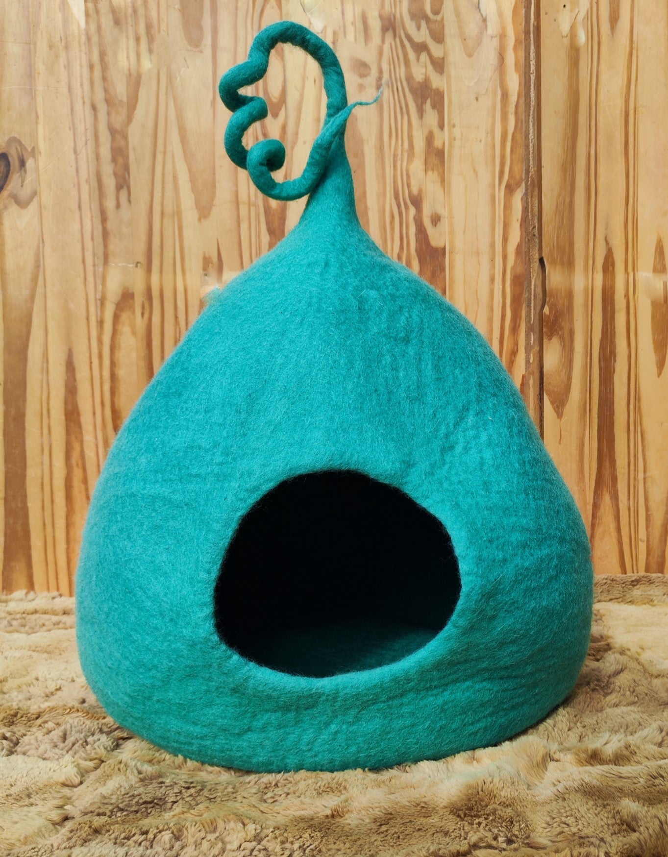 Katt igloo av 100% ull. Rea så länge lagret räcker 50% rabatt på alla kattgrottor.